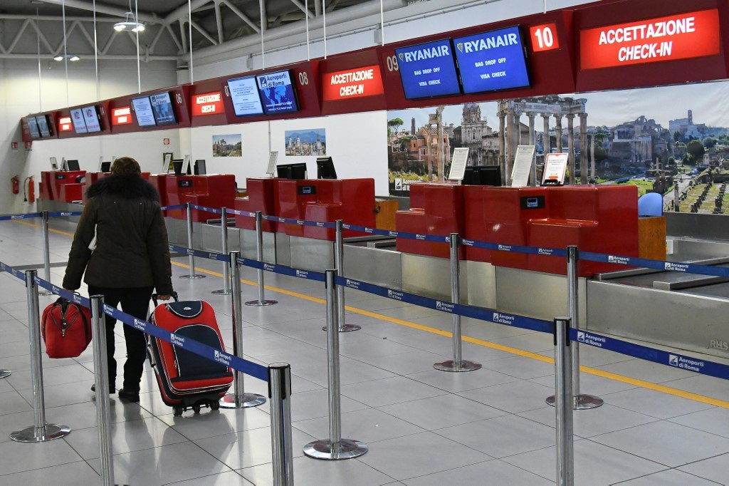 A picture shows the check-in desk Ryanair on December 15, 2017 at Rome's Ciampino airport. Ryanair has invited pilot unions across Europe for talks on their recognition, the Irish no-frills airline said today as it faced strike action in Italy ahead of planned walkouts elsewhere. - "Christmas flights are very important to our customers and we wish to remove any worry or concern that they may be disrupted by pilot industrial action," Ryanair chief executive Michael O'Leary said in a statement announcing the conditional offer to pilot unions in Britain, Germany, Italy, Spain and Portugal. (Photo by Alberto PIZZOLI / AFP)